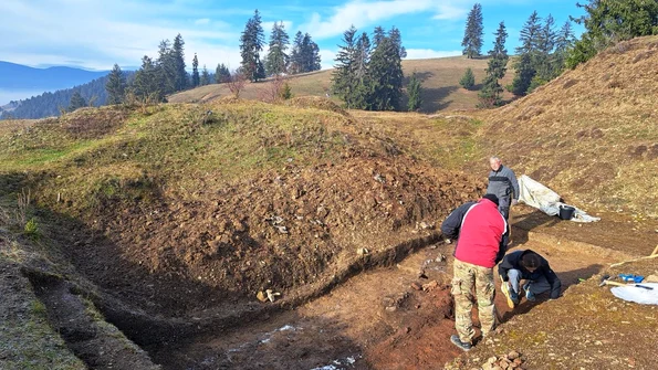 Cercetarea arheologică a sitului Şoimeni „Dâmbul Cetăţii”, campania 2025 (© Muzeul Național al Carpaților Răsăriteni)