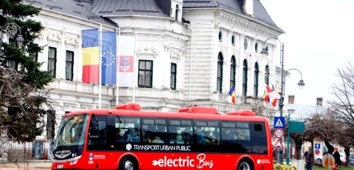 Noile autobuze au fost inaugurate azi de TUP Turda. FOTO: Primăria Turda / Mediacom