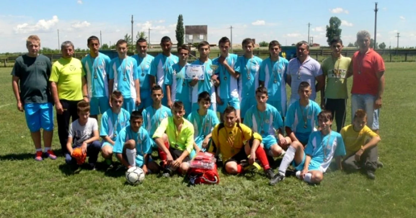 Echipa de juniori din Făurei şi antrenorul Viorel Pene (dreapta, sus) FOTO Probraila.ro