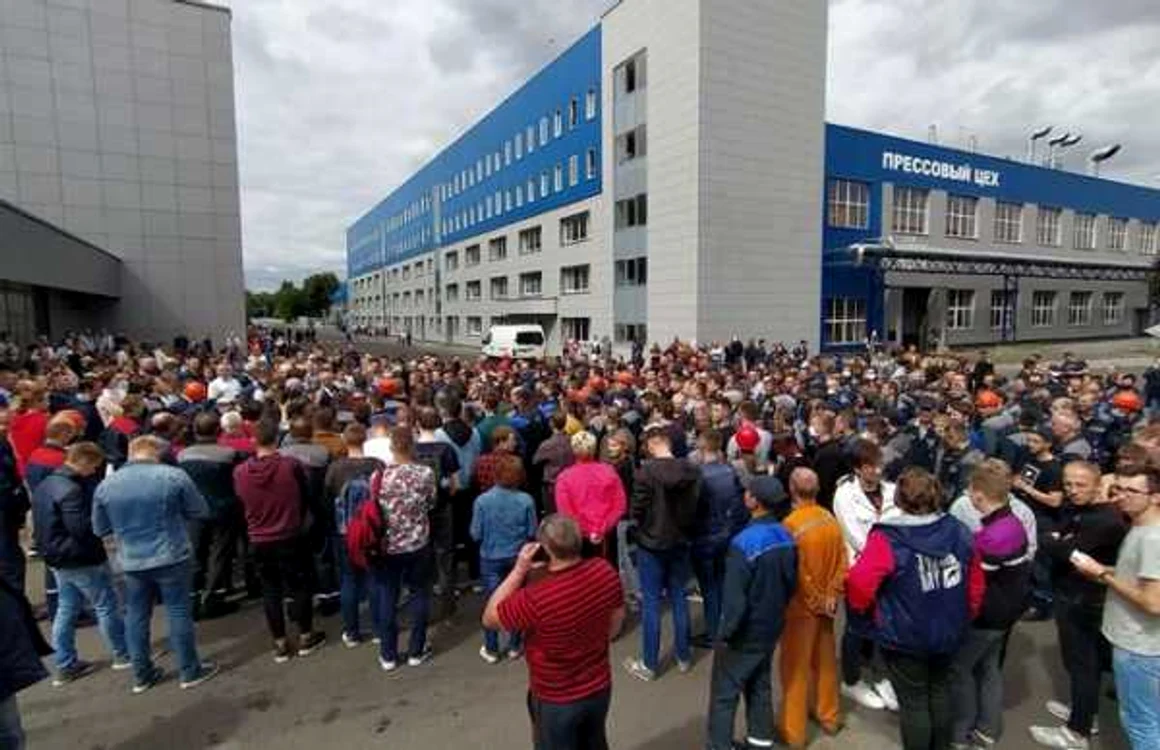 Muncitorii de la mai multe întreprinderi de stat din Belarus au începat lucru în semn de solidaritate cu protestatarii anti-Lukaşenlo