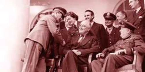 1943 - Cei "Trei Mari", Stalin, Roosevelt şi Churchill, la Teheran, pregătindu-se de fotografia oficială