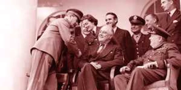 1943 - Cei "Trei Mari", Stalin, Roosevelt şi Churchill, la Teheran, pregătindu-se de fotografia oficială