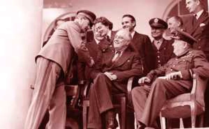 1943 - Cei "Trei Mari", Stalin, Roosevelt şi Churchill, la Teheran, pregătindu-se de fotografia oficială