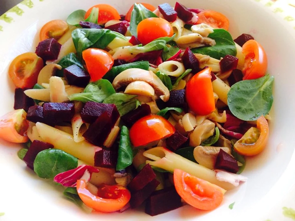 
    Salată de paste cu valeriană şi ciuperci   