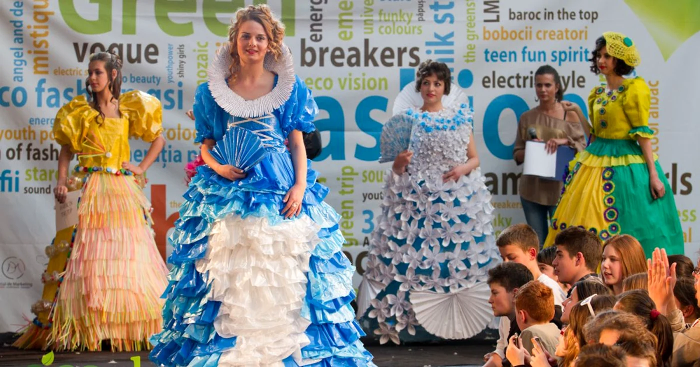 Liceenii au defilat pe podium în costume ecologice. Foto: ALEA