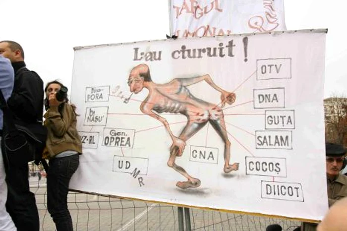 
    Absolvenţii de clasa a XII-a s-au descurcat mai bine anul acesta la proba orală de limba română  