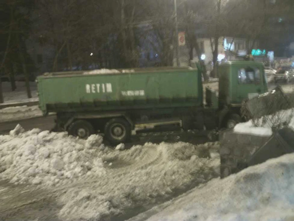 Traficul a fost blocat ore in sir pentru deszapezire