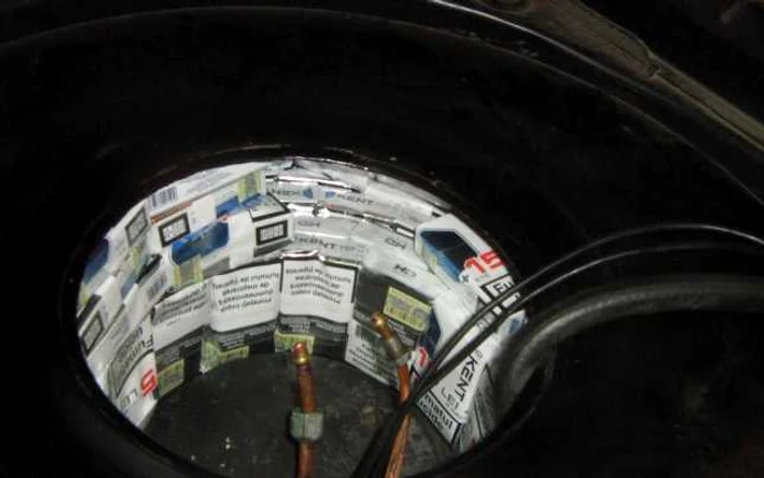 O parte dintre ţigări erau ascunse în compartimentul buteliei GPL. Foto: Vama Galaţi
