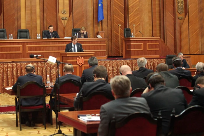 Jean-Claude Mignon ţine un discurs în faţa deputaţilor FOTO Dumitru Goncear