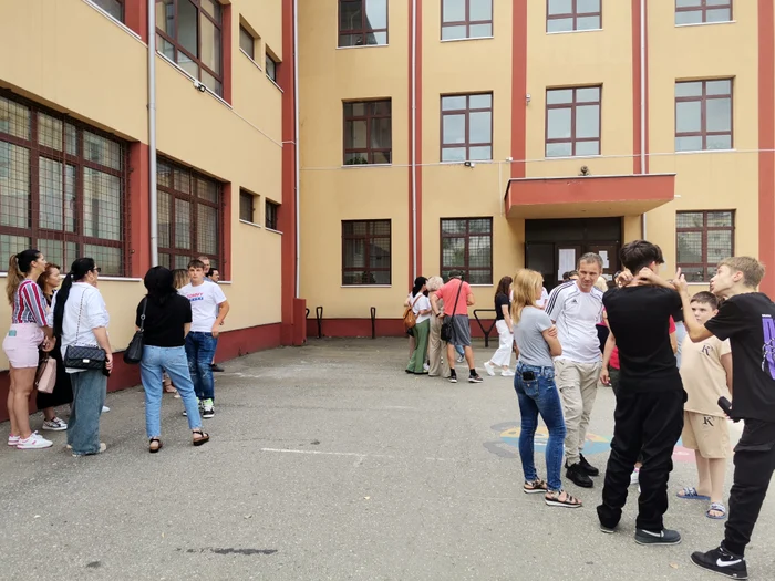 elevi incurtea scolii 
