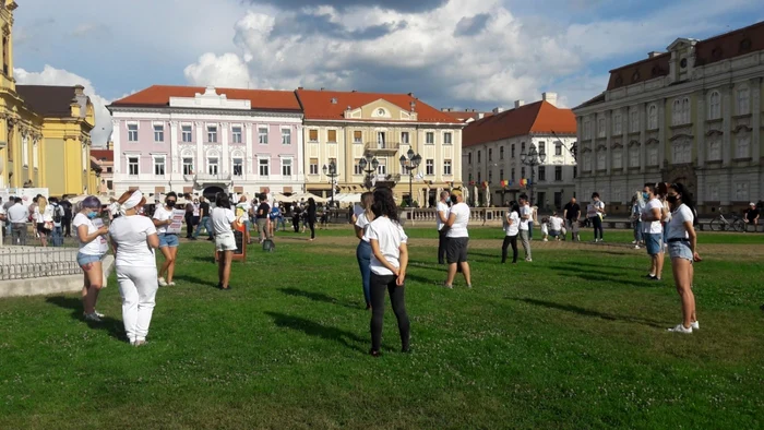 Patronii de restaurante şi ospătarii protestează împotriva deciziilor luate de Guvern FOTO Both