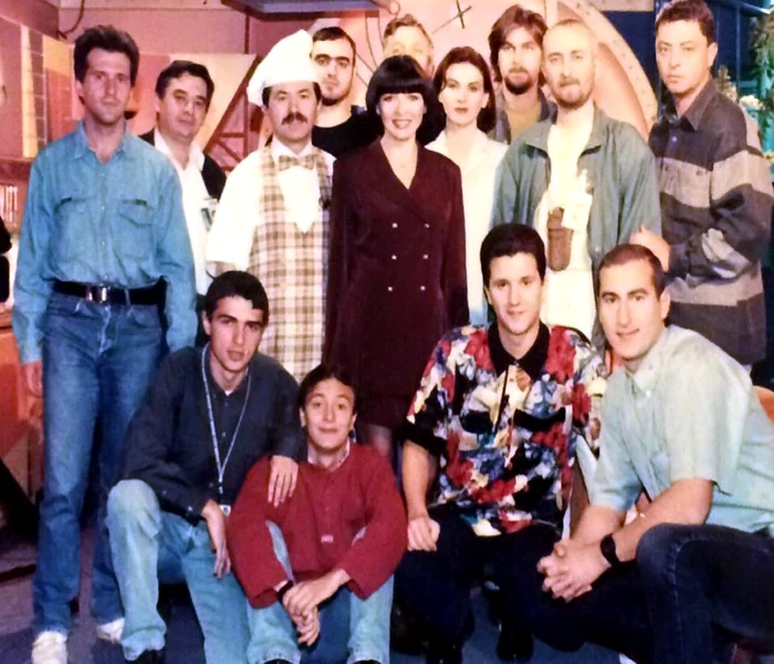 Echipa ”Bună dimineața”, cu Neti Sandu în centru, Cornel Ilie, Călin Geambașu și Andi Moisescu (de la stânga, jos)