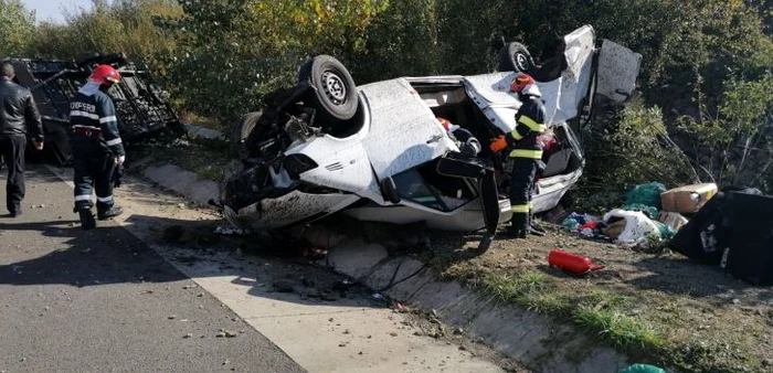Microbuzul s-a răsturnat pe banda de urgență