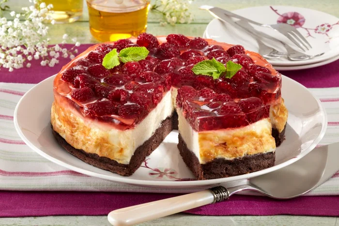tort cu crema de branza si zmeura jpeg