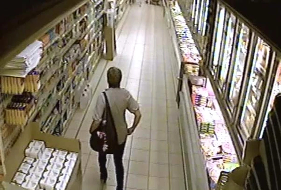 Femeia își dă pantalonii jos și trece la acțiune