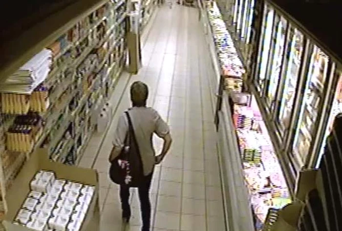 
    Femeia își dă pantalonii jos și trece la acțiune  