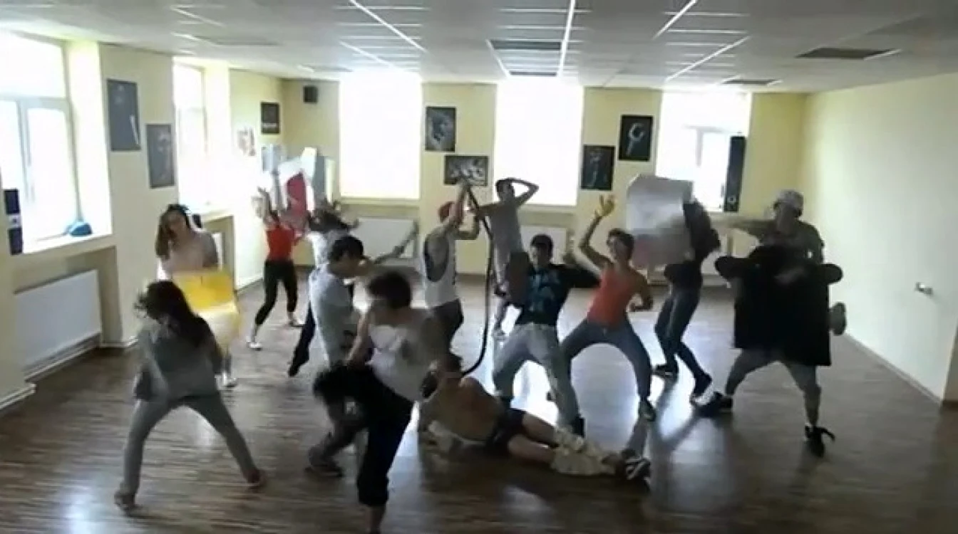 Harlem Shake are mai multe variante la Ploieşti. FOTO captură YouTube