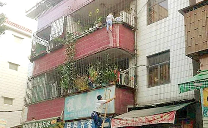 
    Micuţul ramasese atarnat la 12 m înălţime  