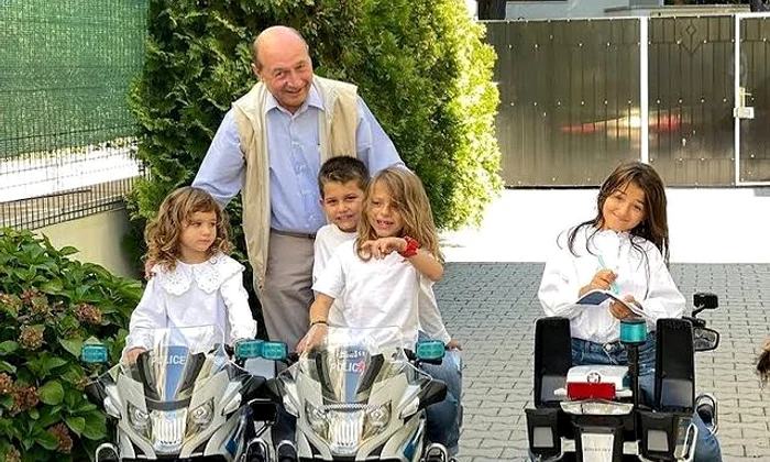 1 traian basescu si nepotii lui jpg jpeg