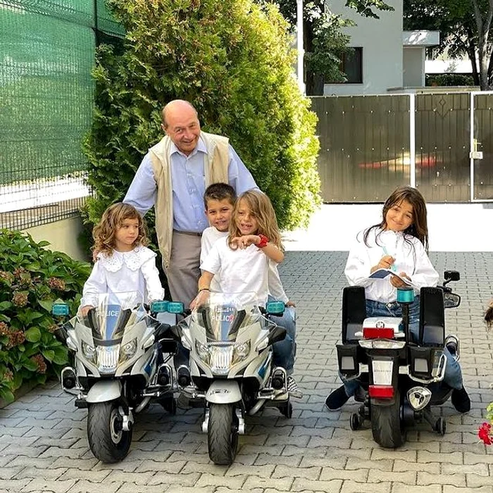 1 traian basescu si nepotii lui jpg jpeg