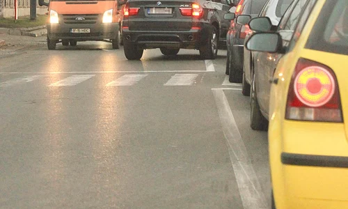 În urmă cu ceva vreme, vedeta a fost surprinsă de fotoreporterii Click! în timp ce depăşea linia continuă jpeg