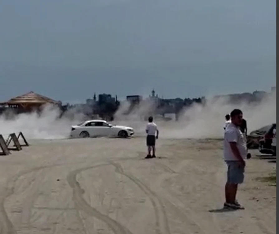 Mașină pe plajă în Constanța FOTO: Captura video