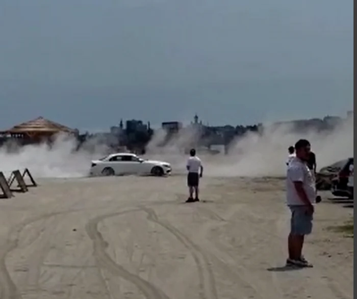 Mașină pe plajă în Constanța FOTO: Captura video