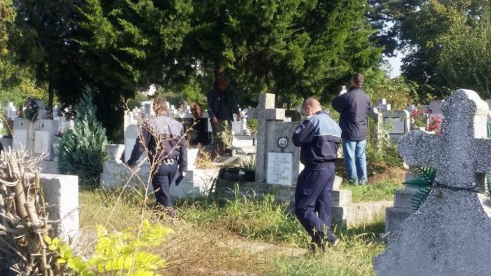 Tragedie fără margini la Botoșani. Un polițist a fost găsit împușcat în cap pe mormântul copilului său