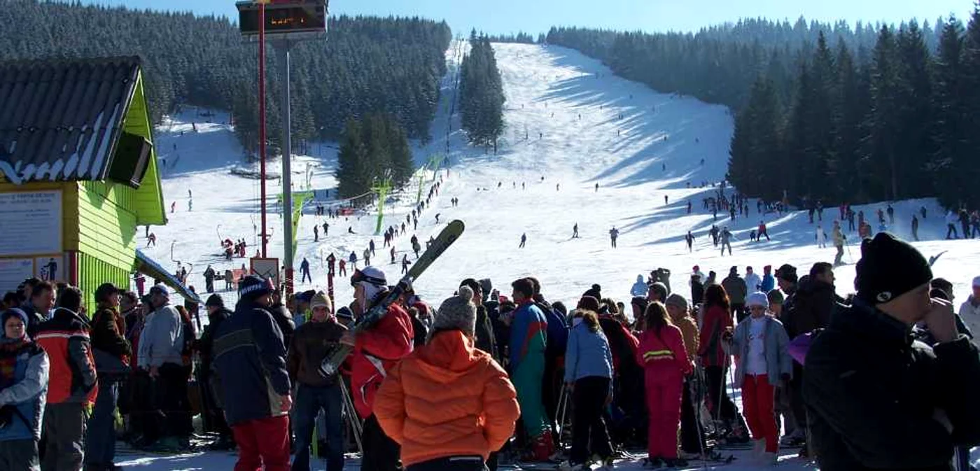 Echipamentul de schi se poate închiria de la baza pârtiei de la Arieşeni