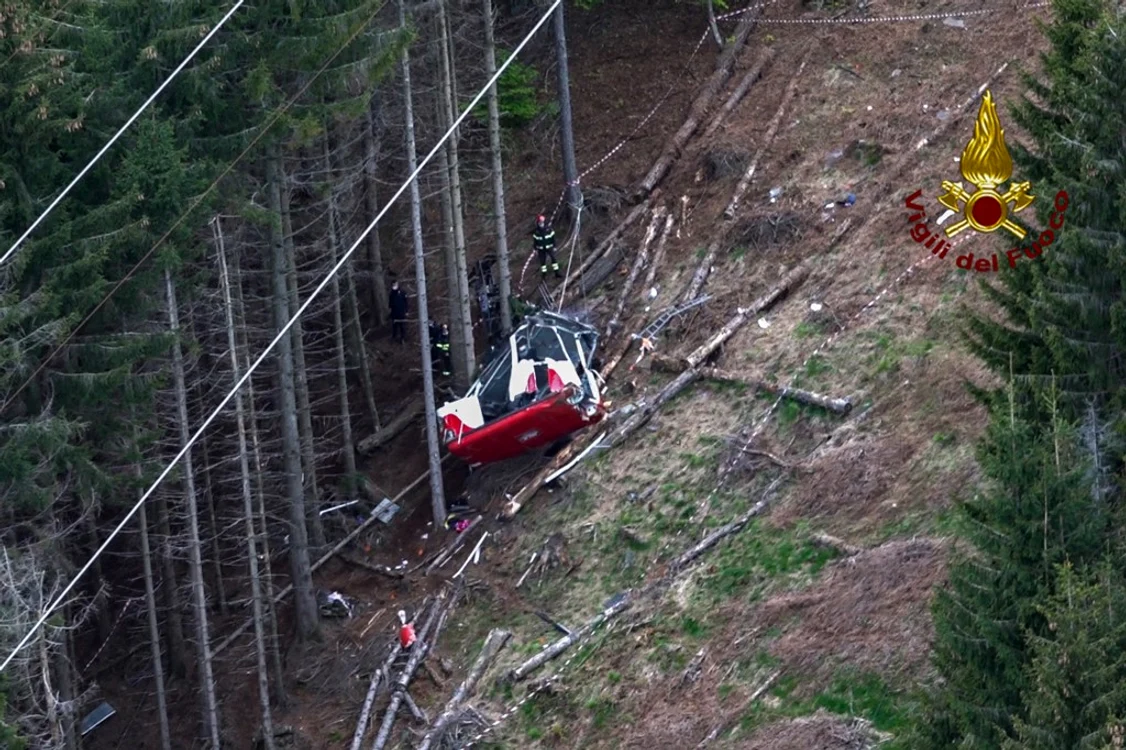 
    14 oameni au murit, printre care și un copil, într-un accident grav de telecabină, într-o stațiune italiană din regiunea PiemontFoto: AFP PHOTO / VIGILI DEL FUOCO / HANDOUT  