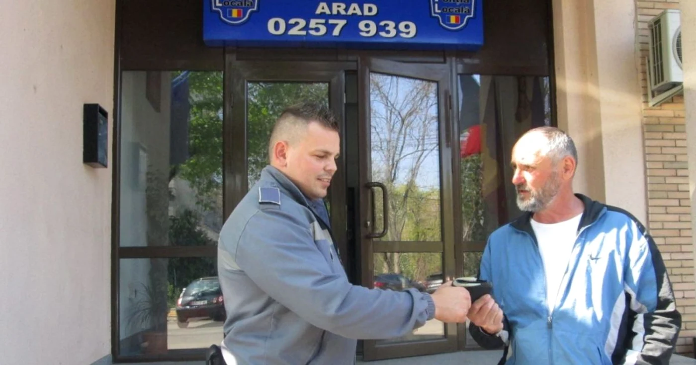Omul a mers la poliţia locală cu portmoneul găsit FOTO Politia Loală Arad