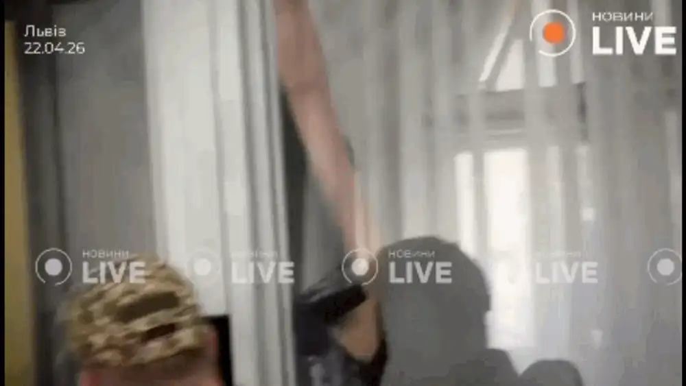 Un criminal din Ucraina a încercat să se spânzure în fața instanței. Barbatul a ucis o cunoscută profesoară în plină stradă