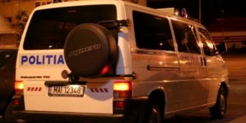 Iaşi: Trimişi în judecată pentru că şi-au dat pantalonii jos în faţa vecinilor