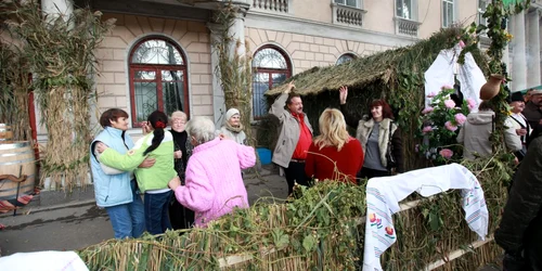 Oamenii au chefuit liniştitţi ştiind că sunt supravegheaţi de poliţişti