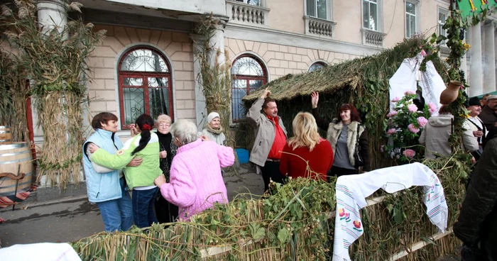 Oamenii au chefuit liniştitţi ştiind că sunt supravegheaţi de poliţişti