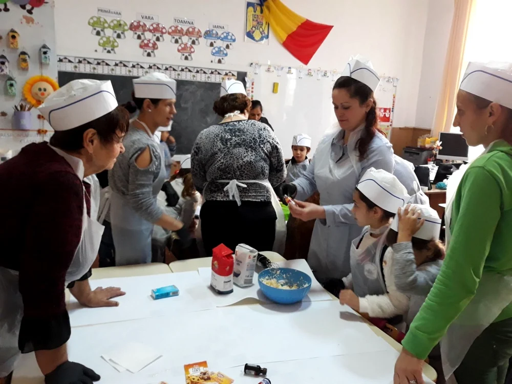 Copiii au preparat, alături de mămici şi bunici, fursecuri şi cozonaci, pe cxare i-au copt chiar în sala de clasă FOTO: Facebook/Şcoala Gimnazială Găneasa