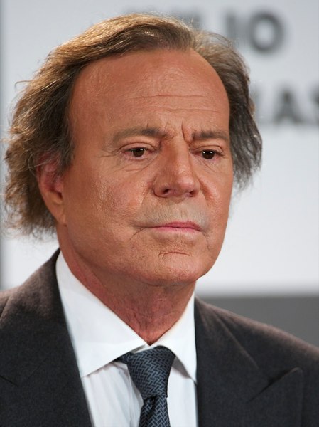 Julio Iglesias, reținut pe un aeroport din Republica Dominicană. Ce a găsit personalul de securitate în bagajul artistului