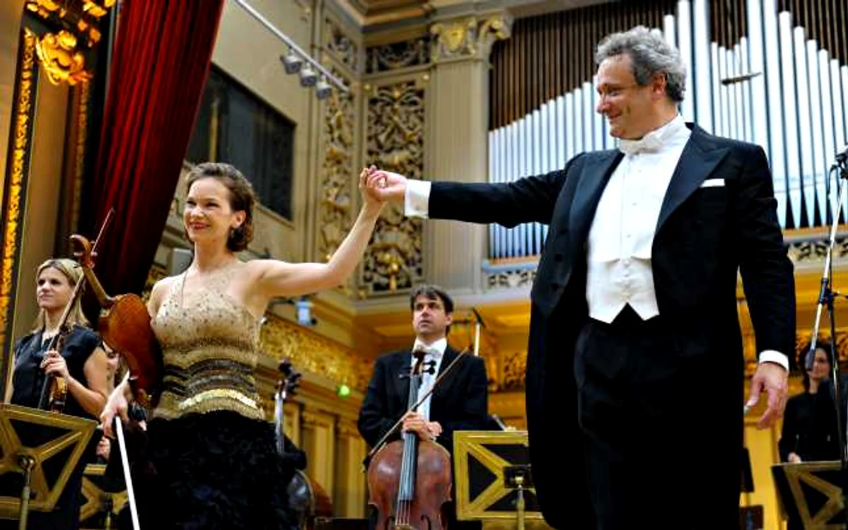 Hilary Hahn, alături de dirijorul Louis Langrée, la finalul concertului FOTO Agerpres