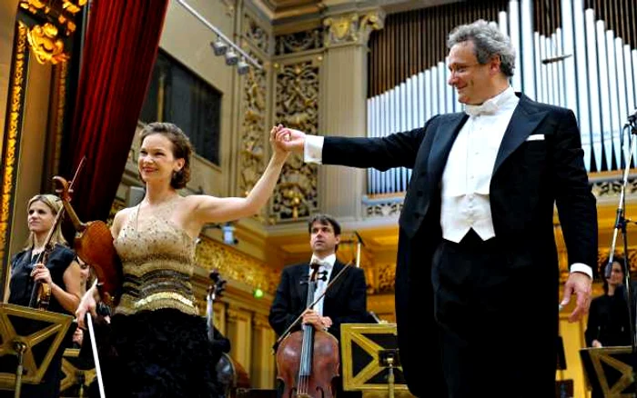 Hilary Hahn, alături de dirijorul Louis Langrée, la finalul concertului FOTO Agerpres