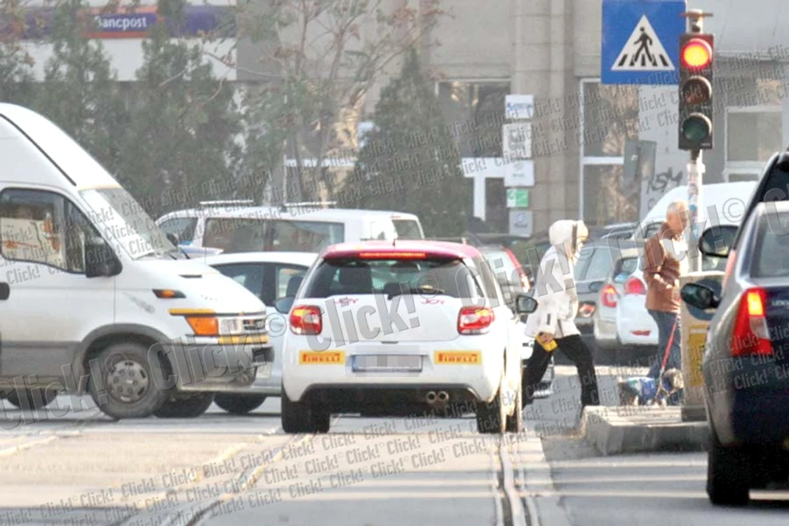 Maşina primită cadou de Laura de la Citröen e personalizată cu numele ei şi e plină cu reclame( FOTOGRAFII: CEZAR)