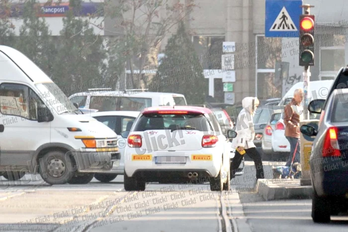 Maşina primită  cadou de Laura  de la Citröen e  personalizată cu  numele ei şi e  plină cu reclame( FOTOGRAFII: CEZAR)