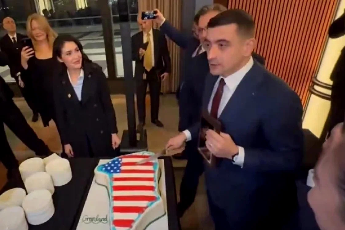 George Simion a tăiat „tortul Groenlandei” la un eveniment MAGA. FOTO: Captura video