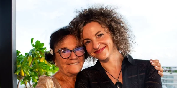 cercetatoarea Lucia Aronica si mama sa, Livia foto instagram drluciaaronica png