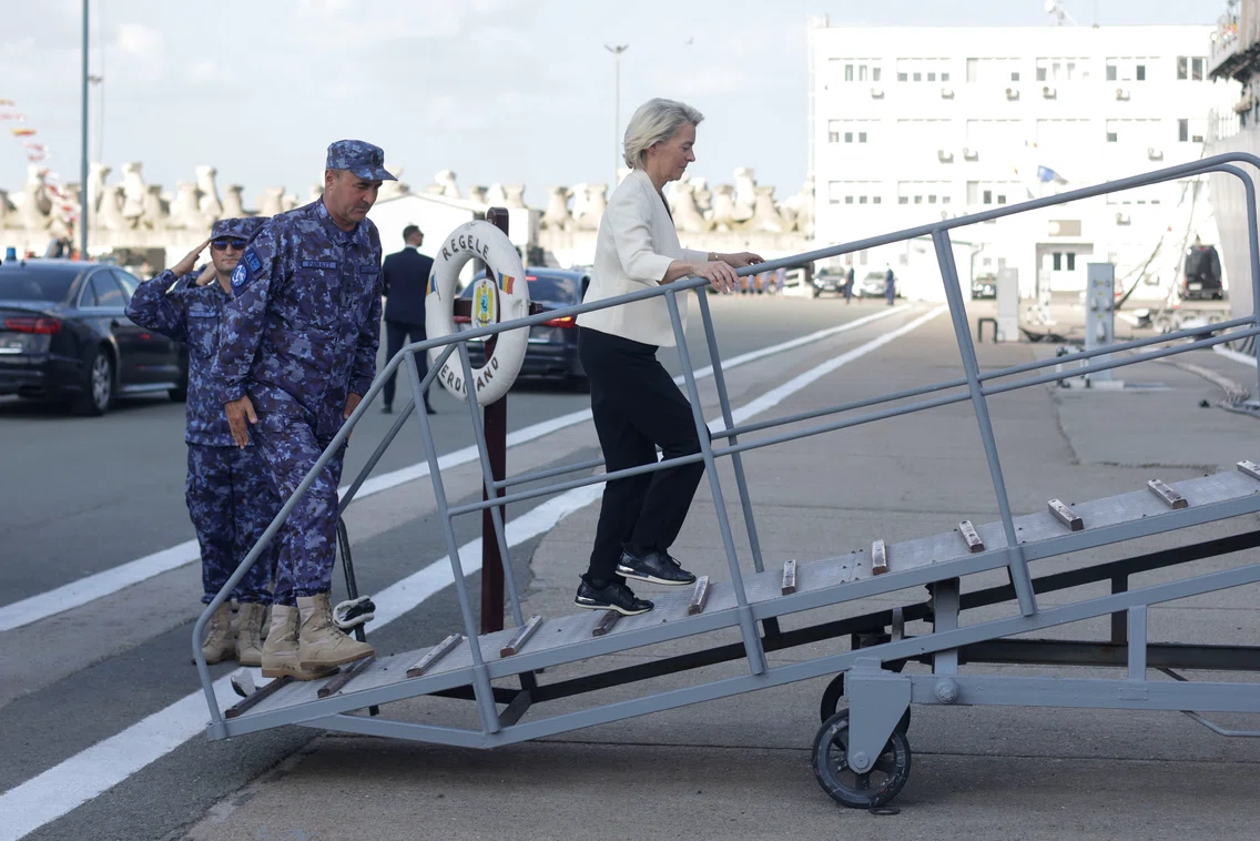 Vizita preşedintei Comisiei Europene Ursula Von Der Leyen pe fregata Regele Ferdinand, în portul Constanța. FOTO Inquam Photos / George Calin