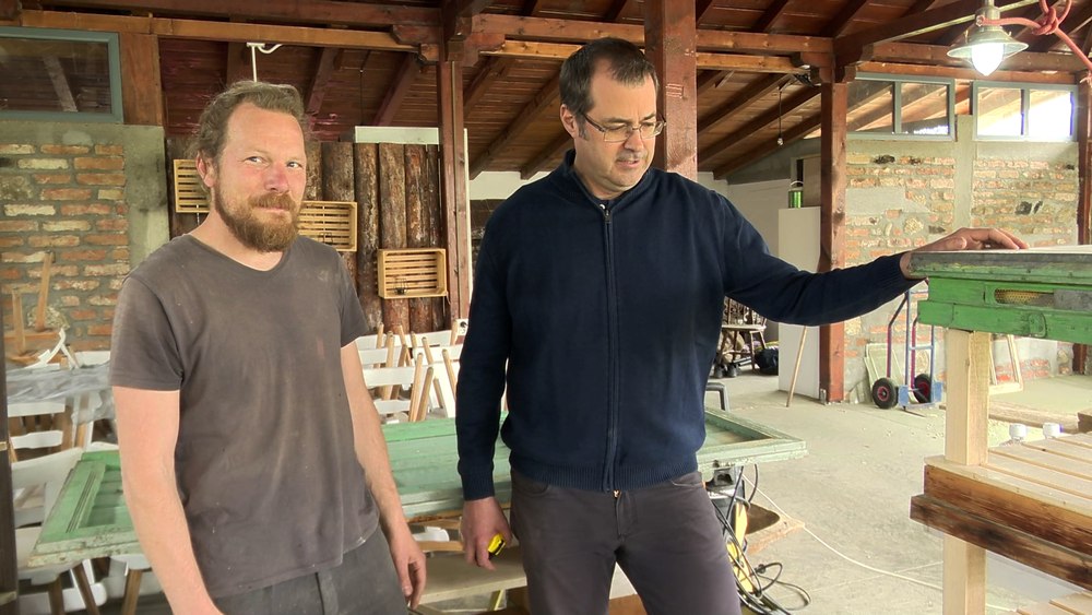 Neamțul Thorsten și olandezul Jos construiesc Piața Artizanilor în Geoparcul UNESCO Ținutul Buzăului VIDEO