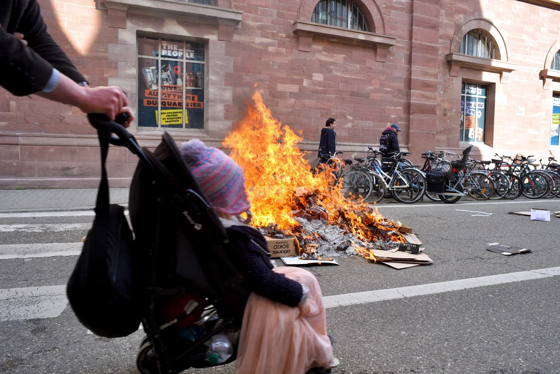 Macron a denunțat violențele de pe străzile Franței FOTO Profimedia