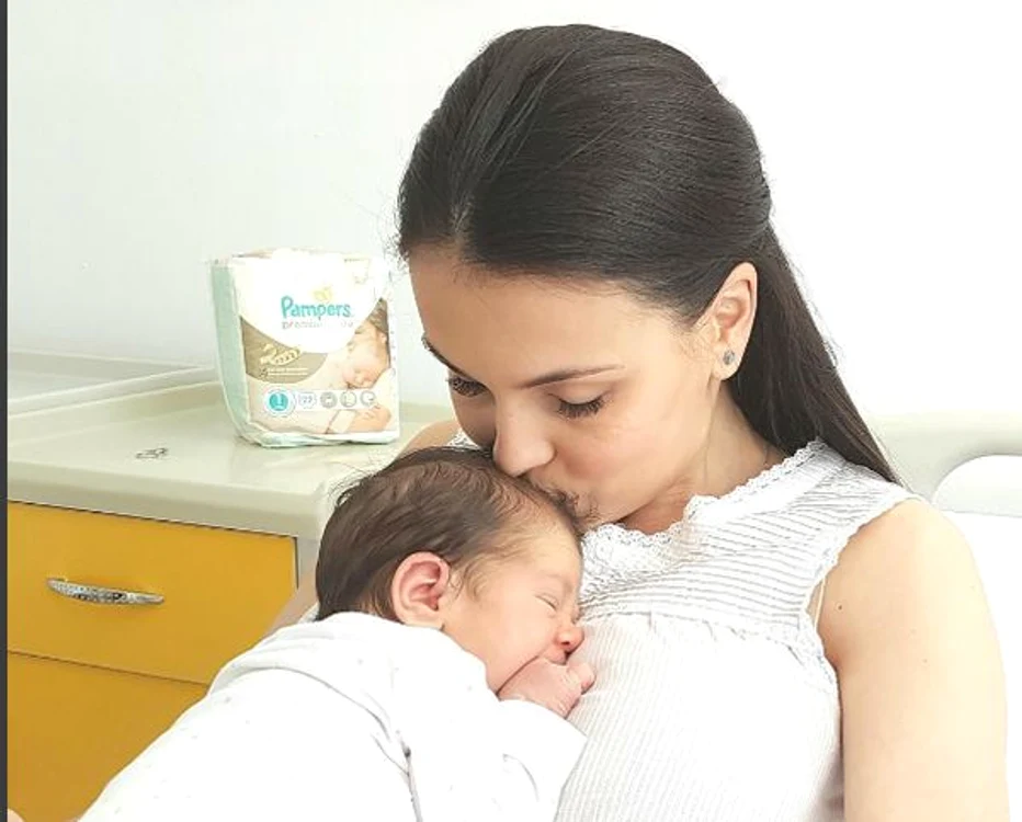 Anca Serea şi bebe Moise, într-o imagine care spune totul