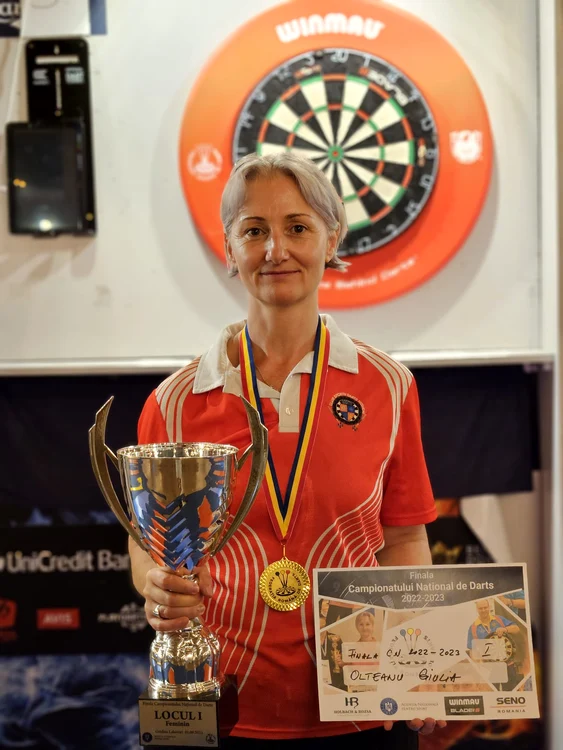 Giulia Olteanu face performanță la darts Foto: Federația Română de Darts/Facebook