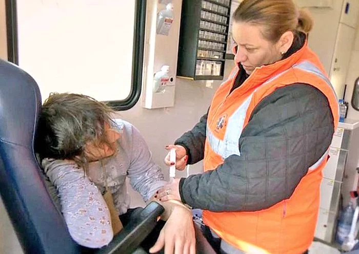 Blonda se comportă ca o prinţesă, cu servitori la uşăFoto: Blitz