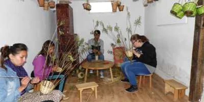 Meşterul Leonard Moraru, alături de elevii săi, în atelier